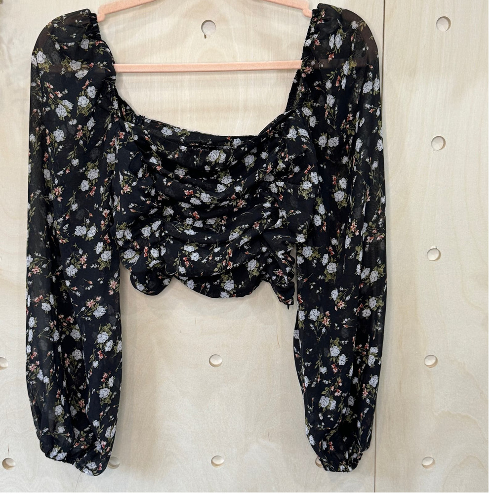 BOOHOO Black Floral Ruched Puff Sleeve Blouse Size 2 Long Sleeve Cropped Roses